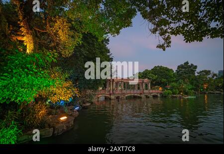 Pont en verre cristal sur le lac Shan illuminé la nuit, ville de Guilin, province de Guangxi, Chine Banque D'Images