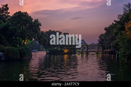 Pont en verre cristal sur le lac Shan la nuit, ville de Guilin, province de Guangxi, Chine Banque D'Images