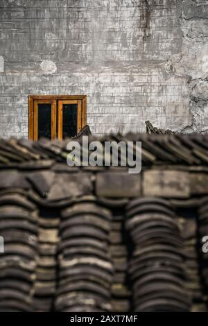 Tuiles sur un vieux bâtiment historique dans la vieille ville de Fenghuang, province de Hunan, Chine Banque D'Images