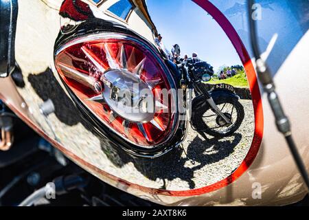 Gros plan détaillé d'un réservoir d'essence chromé de BSA Motor Bike d'époque Avec réflexions du moto Affiché À Côté lors d'un rallye de véhicule d'époque. Banque D'Images