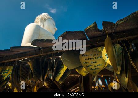 Nakkerd Hill, Phuket/Thailand-15December2019: Des cloches de prière en forme de coeur doré pendent ensemble dans une rangée avec des notes spirituelles de personnes écrites sur eux Banque D'Images