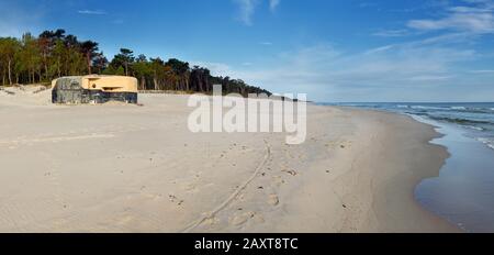 Bunker sur la plage au lever du soleil Banque D'Images