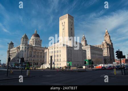 Vue sur le bâtiment du quai de George avec le port de Liverpool sur la gauche et les bâtiments Cunard et Liver sur la droite. Banque D'Images