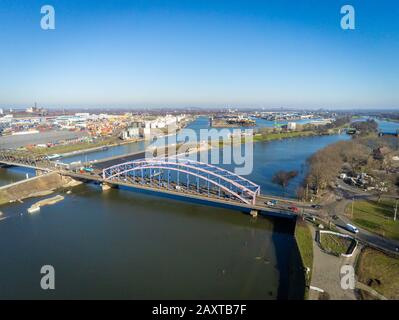 Inondation de la rivière Ruhr au-dessus du pont d'Oberbuergermeister Karl Lehr à Duisburg, en Allemagne Banque D'Images