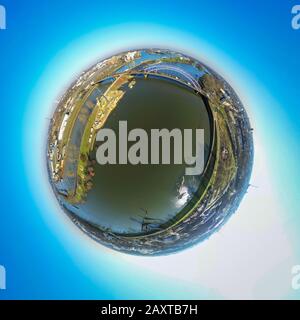 Le fleuve Ruhr inonde l'Oberbuergermeister Karl Lehr Bridge à Duisburg, en Allemagne, Little Planet Optic Banque D'Images