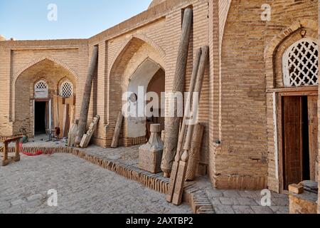 Piliers en bois sculptés dans un atelier de menuiserie de la vieille ville d'Itchan-Kala, Khiva, Ouzbékistan, Asie centrale Banque D'Images