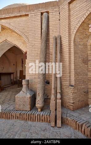 Piliers en bois sculptés dans un atelier de menuiserie de la vieille ville d'Itchan-Kala, Khiva, Ouzbékistan, Asie centrale Banque D'Images