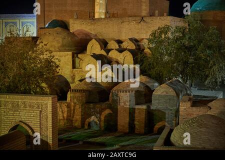 Mystérieusement des prises de vue nocturnes de tombes à l'intérieur de la vieille ville d'Itchan-Kala, Khiva, Ouzbékistan, Asie centrale Banque D'Images