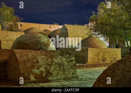 Mystérieusement des prises de vue nocturnes de tombes à l'intérieur de la vieille ville d'Itchan-Kala, Khiva, Ouzbékistan, Asie centrale Banque D'Images