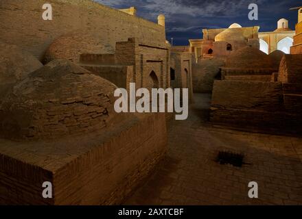 Mystérieusement des prises de vue nocturnes de tombes à l'intérieur de la vieille ville d'Itchan-Kala, Khiva, Ouzbékistan, Asie centrale Banque D'Images