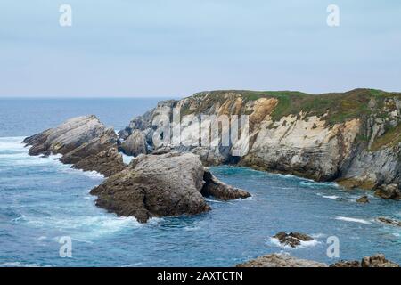 Falaises dans les Asturies, au-dessus de la mer Cantabrique, dans le nord de l'Espagne Banque D'Images