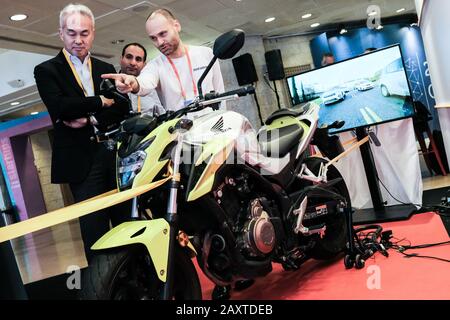 Jérusalem, Israël. 13 février 2020. Honda Xcelerator montre RideVision, technologie anti-collision avec protection de conducteur à 360 degrés pour les motos, lors du Sommet mondial des investisseurs OurCrowd 2020 au Centre international des congrès de Jérusalem. Le Sommet, avec plus de 23 000 personnes enregistrées dans 183 pays, est déclaré être le plus grand événement technologique au Moyen-Orient, le plus grand événement commercial de l'histoire d'Israël et le plus grand rassemblement de financement participatif au monde. OurCrowd a annoncé qu'il avait gagné plus DE 500 MILLIONS de dollars en nouveaux engagements de financement en 2019, investis dans 38 nouveaux portfoli Banque D'Images