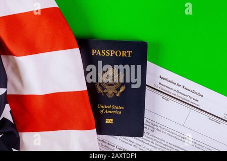 Demande US pour les documents de naturalisation et US Passport American Flag Banque D'Images