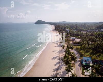 Plage de Hat Thun Wua Laen dans la région de Chumphon en Thaïlande, vue sur la plage avec du sable blanc et des palmiers Banque D'Images