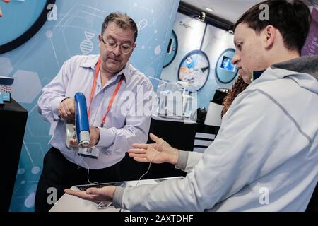 Jérusalem, Israël. 13 février 2020. NanoMedic démontre SpinCare, un système d'électrofilature qui crée une couche de peau transitoire nano fibreuse personnalisée pour le traitement immédiat des blessures dans tous les milieux cliniques, lors du Sommet mondial des investisseurs OurCrowd 2020 au Centre international de convention de Jérusalem. Le Sommet, avec plus de 23 000 personnes enregistrées dans 183 pays, est déclaré être le plus grand événement technologique au Moyen-Orient, le plus grand événement commercial de l'histoire d'Israël et le plus grand rassemblement de financement participatif au monde. OurCrowd a annoncé qu'il a gagné plus de 500 MILLIONS de dollars en n Banque D'Images