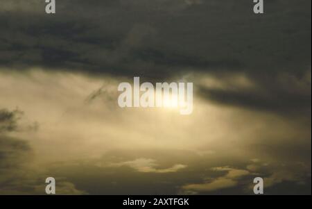 le soleil derrière le nuage sombre ressemble à un œil sur le ciel Banque D'Images