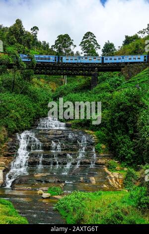 NANU Oya, Sri Lanka - Janvier 2020: Train passant sur un pont à la sortie de la gare de Neu Oya le 23 janvier 2020 à Neu Oya, Sri Lanka. Banque D'Images