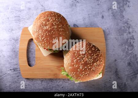 Deux Burgers Food Photography - Vue Sur Le Dessus Plat Banque D'Images