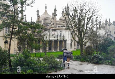 Brighton Royaume-Uni 13 février 2020 - Les Parasols sont au centre de Brighton par le Pavillon Royal lors d'une journée humide et venteuse alors que Storm Dennis approche la Grande-Bretagne avec des vents violents et des inondations qui devraient causer plus de dégâts ce week-end prochain: Crédit Simon Dack / Alay Live News Banque D'Images