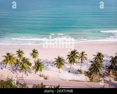 Plage de Hat Thun Wua Laen dans la région de Chumphon en Thaïlande, vue sur la plage avec du sable blanc et des palmiers Banque D'Images