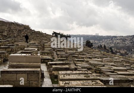 Jérusalem, Israël - 12/20/2019: Cimetière juif près de la vieille ville de Jérusalem Banque D'Images