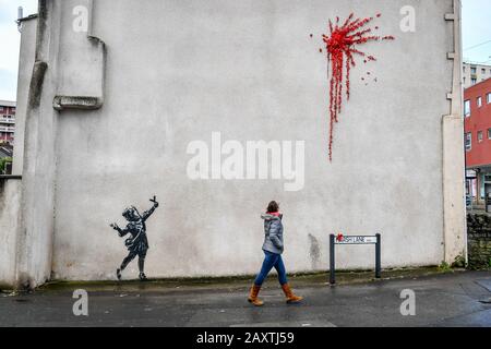 Une nouvelle œuvre d'art sur le côté d'une maison sur Marsh Lane, Barton Hill, Bristol, qui est considéré par l'artiste de rue Banksy. Le pochoir noir et blanc d'une fille avec un catapulte et la peinture splat, fait de roses et de fleurs en plastique, est dans le style de Banksy, mais doit encore être confirmé comme étant l'œuvre de l'artiste. Photo PA. Date De L'Image: Jeudi 13 Février 2020. Crédit photo devrait lire: Ben Birchall/PA Wire Banque D'Images