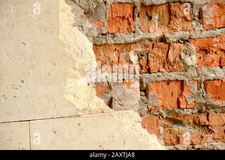 Vieux mur de briques avec carreaux blancs à moitié ébréchés horizontaux Banque D'Images