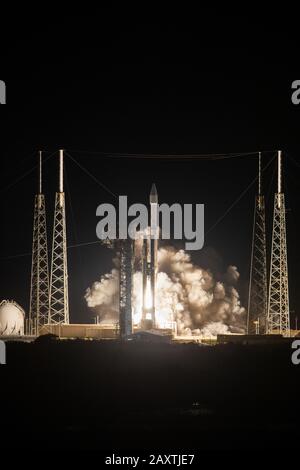 Cape CANAVERAL, États-Unis - 9 février 2020 - la fusée United Launch Alliance Atlas V, transportant l'Orbiter solaire, soulève le Complexe de lancement spatial 41 au Cap Ca Banque D'Images