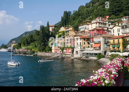 Italie, Lombardie, Lac de Côme : village de Varenna Banque D'Images