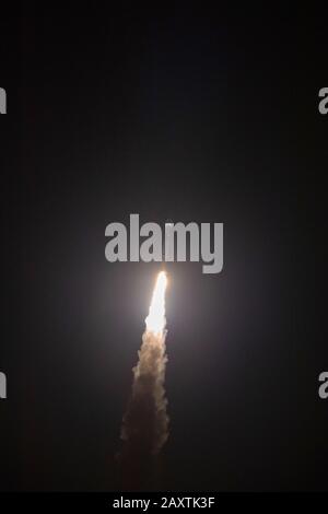 Cape CANAVERAL, États-Unis - 9 février 2020 - la fusée United Launch Alliance Atlas V, transportant l'Orbiter solaire, soulève le Complexe de lancement spatial 41 au Cap Ca Banque D'Images