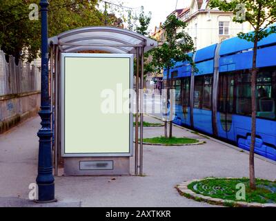 abri de bus structure de verre. tram bleu à l'arrêt de bus. scène d'été avec tram bleu. panneaux publicitaires blancs. espace de copie et publicité. concept marketing. Banque D'Images