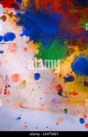 taches de peinture multicolore sur le papier transporté Banque D'Images