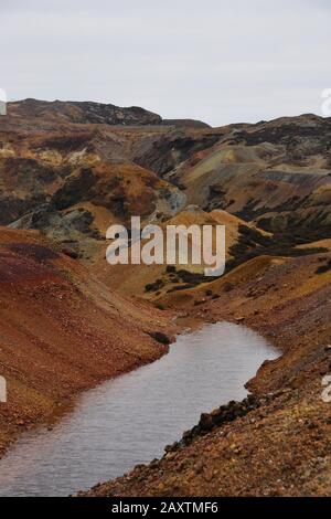 Un endroit que j'ai trouvé sur l'île d'Anglesey dans le nord du pays de galles qui m'a fait sentir comme j'étais sur une autre planète comme les mars. L'eau montrant qu'il y a la vie sur les mars Banque D'Images