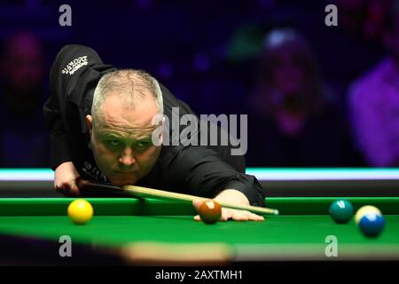 John Higgins, joueur professionnel écossais de snooker, joue un tir contre Joe O'Connor, joueur professionnel de snooker anglais au premier tour de 2020 Welsh Open à Cardiff, Royaume-Uni de Grande-Bretagne et d'Irlande du Nord, 11 février 2020. John Higgins a battu Joe O'Connor 4-1 au premier tour de 2020 Welsh Open à Cardiff, Royaume-Uni de Grande-Bretagne et d'Irlande du Nord, le 11 février 2020. Banque D'Images