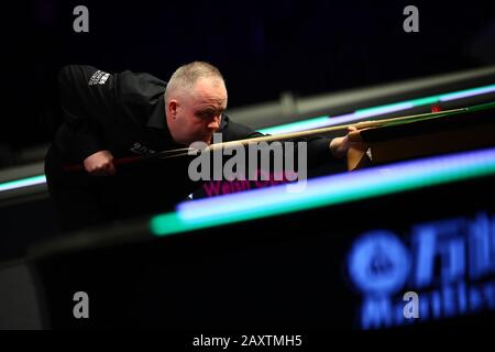 John Higgins, joueur professionnel écossais de snooker, joue un tir contre Joe O'Connor, joueur professionnel de snooker anglais au premier tour de 2020 Welsh Open à Cardiff, Royaume-Uni de Grande-Bretagne et d'Irlande du Nord, 11 février 2020. John Higgins a battu Joe O'Connor 4-1 au premier tour de 2020 Welsh Open à Cardiff, Royaume-Uni de Grande-Bretagne et d'Irlande du Nord, le 11 février 2020. Banque D'Images