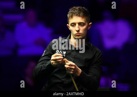 Joe O'Connor, joueur de snooker anglais, craie son signal tout en considérant un tir contre John Higgins, joueur professionnel écossais de snooker, au premier tour de 2020 Welsh Open à Cardiff, Royaume-Uni de Grande-Bretagne et d'Irlande du Nord, 11 février 2020. John Higgins a battu Joe O'Connor 4-1 au premier tour de 2020 Welsh Open à Cardiff, Royaume-Uni de Grande-Bretagne et d'Irlande du Nord, le 11 février 2020. Banque D'Images