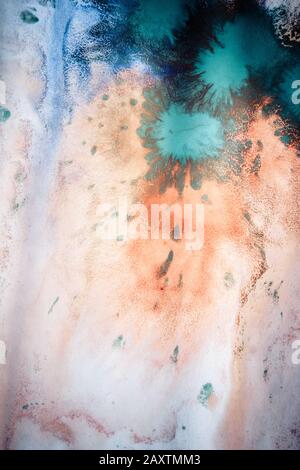 base de fond abstraite traînées sèches de peinture multicolore avec des fissures Banque D'Images