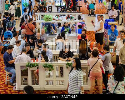 Singapour – 26 décembre 2019 – café Toast Box bondé dans le centre commercial Chinatown point, dans le centre-ville de Singapour. Toast Box est un kopitiam singapourien local / Banque D'Images