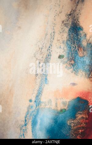 Mélange de peintures de différentes couleurs sur un papier blanc. Fond coloré abstrait, base Banque D'Images
