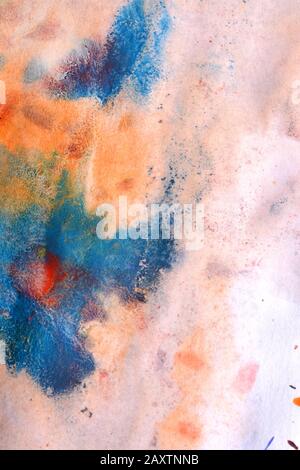 Mélange de peintures de différentes couleurs sur un papier blanc. Fond coloré abstrait, base Banque D'Images