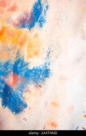 Mélange de peintures de différentes couleurs sur un papier blanc. Fond coloré abstrait, base Banque D'Images