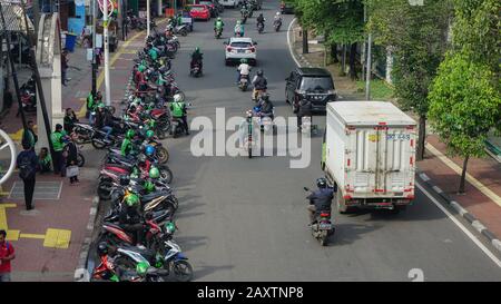 Taxi moto en ligne devant la gare de Palmerah, Jakarta Sud, Indonésie le 8 février 2020 Banque D'Images
