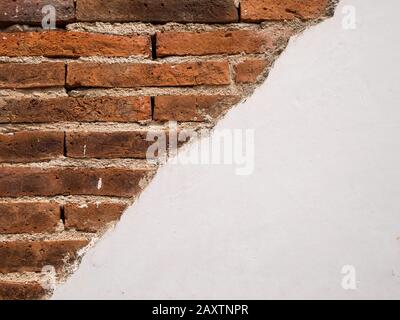 structure de vieux blanc fissuré mur de briques de ciment fond. blanc vintage rouge stonewall surface. rétro grunge mur de briques rouges avec blanc endommagé stuc Banque D'Images