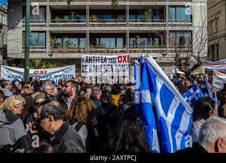 Athen, Grèce. 13 février 2020. Des centaines d'insulaires manifestent en protestation contre la construction de nouveaux camps sur les îles de l'est de la mer Égée. Crédit: Dpa/Alay Live News Banque D'Images