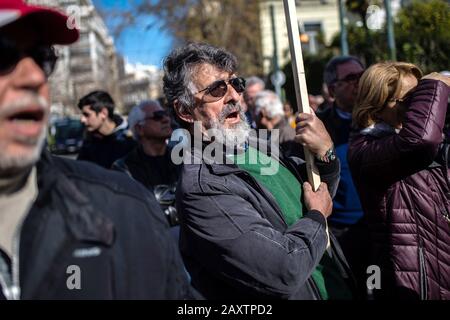 Athen, Grèce. 13 février 2020. Des centaines d'insulaires manifestent en protestation contre la construction de nouveaux camps sur les îles de l'est de la mer Égée. Crédit: Dpa/Alay Live News Banque D'Images