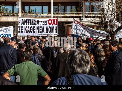 Athen, Grèce. 13 février 2020. Des centaines d'insulaires manifestent en protestation contre la construction de nouveaux camps sur les îles de l'est de la mer Égée. Crédit: Dpa/Alay Live News Banque D'Images