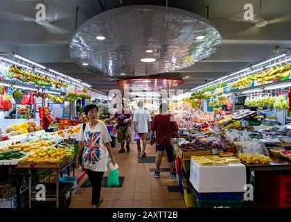 Singapour – 4 JANVIER 2020 – un client passe devant un stand de fruits sur le marché humide Ang Mo Kio à Singapour, en Asie du Sud-est. Fruits tropicaux et épicerie Banque D'Images