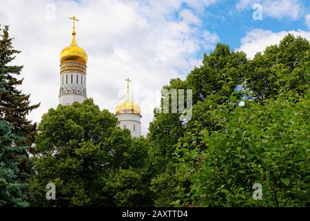 Vue sur la cloche Ivan la Grande Tour de la cloche dans le Kremlin de Moscou, caché derrière les arbres Banque D'Images