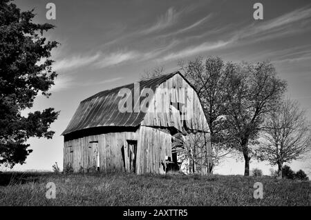 Photo en niveaux de gris d'une ancienne grange en bois dans la ferme du missouri pays Banque D'Images