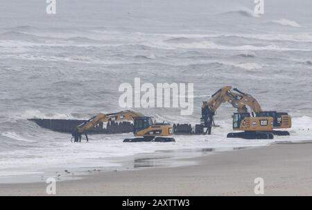 13 février 2020, Schleswig-Holstein, Wenningstedt/Sylt: Les dragues travaillent sur la plage de l'île de Sylt en mer du Nord. Après la tempête 'Stabine', les dégâts aux plages ont été déterminés ici. Photo: Carsten Rehder/Dpa Banque D'Images